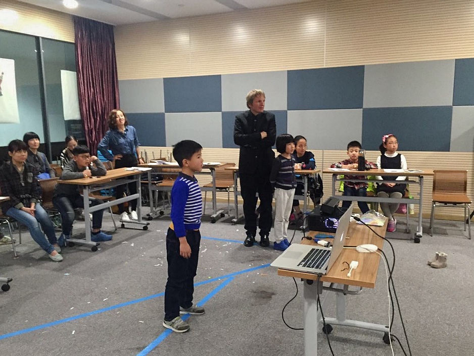 INTERACTIVE KINECT-BASED GAME FOR OUR MOZART WORKSHOP