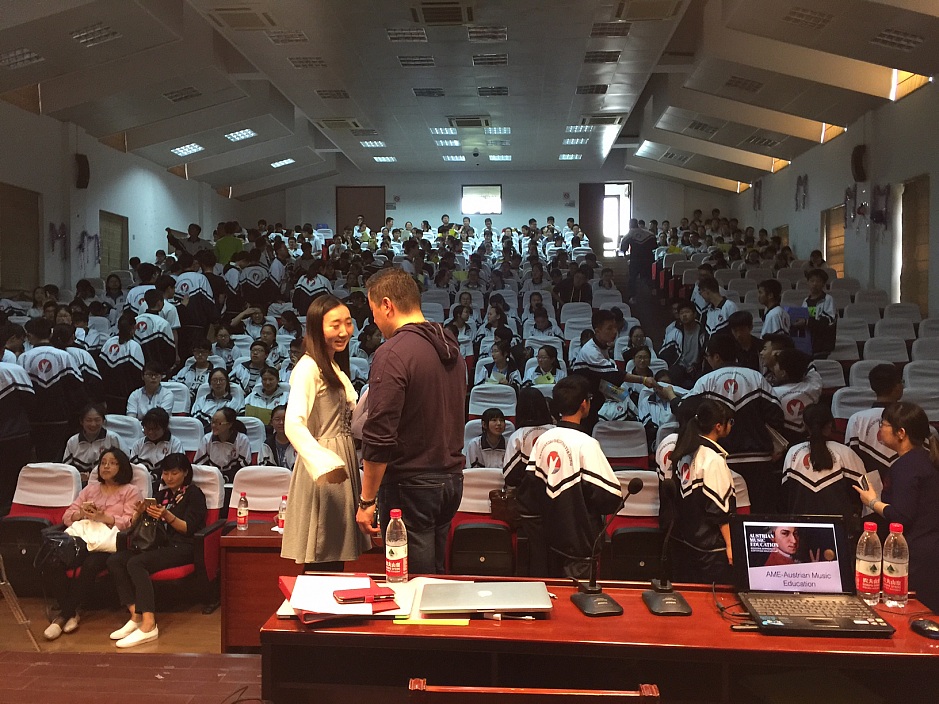 Lecture “How to build a livelong relationship with classical music” at Songjian Middle School