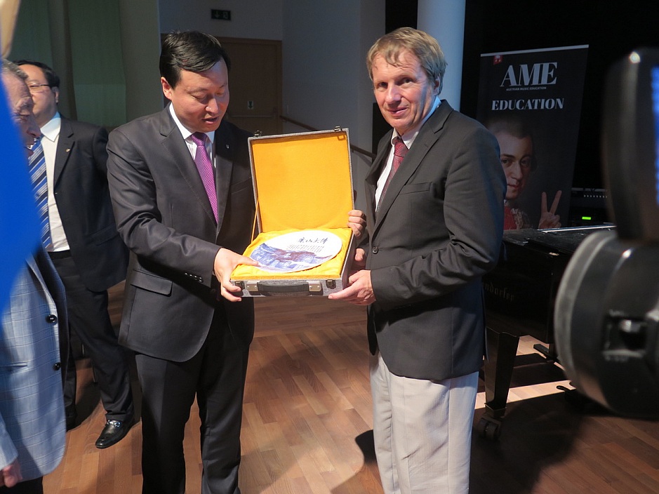 Mayor of Leshan visiting the AME