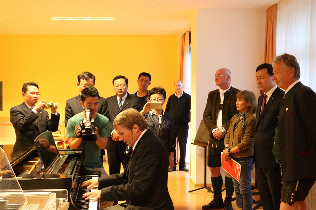 Mayor of Leshan visiting the AME
