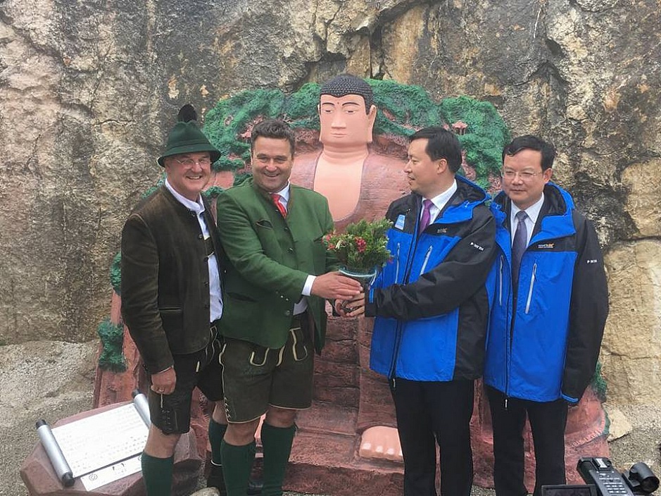 Mayor of Leshan visiting the AME